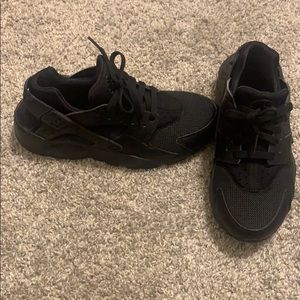 Black Huaraches in good condition